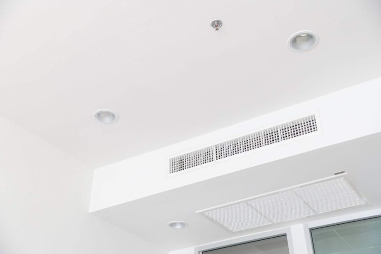 Ceiling mounted cassette type air conditioner
